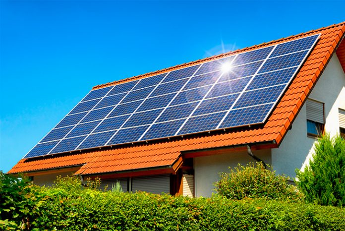 Gracias en parte al autoconsumo, la fotovoltaica española da un salto hacia adelante con la instalación de 135 MW en 2017.