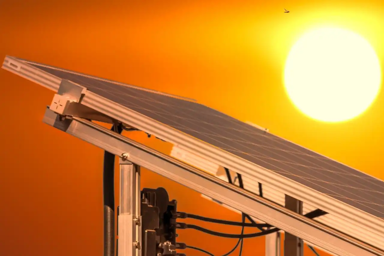 Los países de la UE aumentan sus objetivos solares para 2030 en un 90%, pero la planificación de la red se retrasa